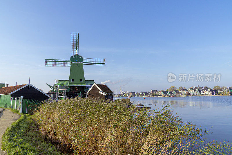 荷兰的田园之家Zaanse Schans点缀着迷人的风车和绿色小木屋